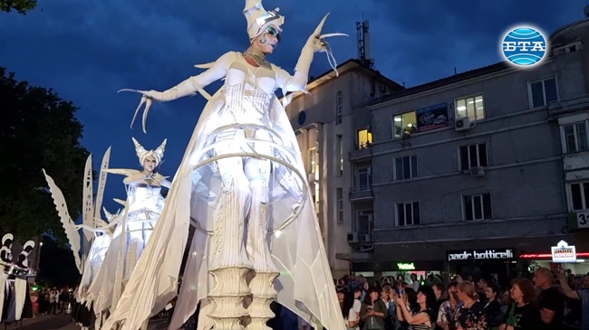 Мистични същества с бели криле очароваха публиката във Варна