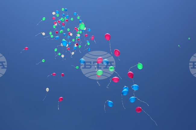 Хиляди хора пуснаха балони в Истанбул в чест на 6-годишно момче, преборило левкемията 