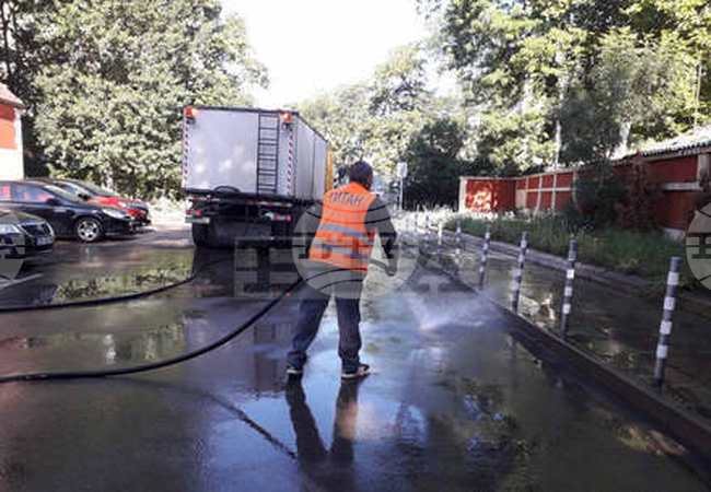 Извършва се миене на улици и булеварди в София