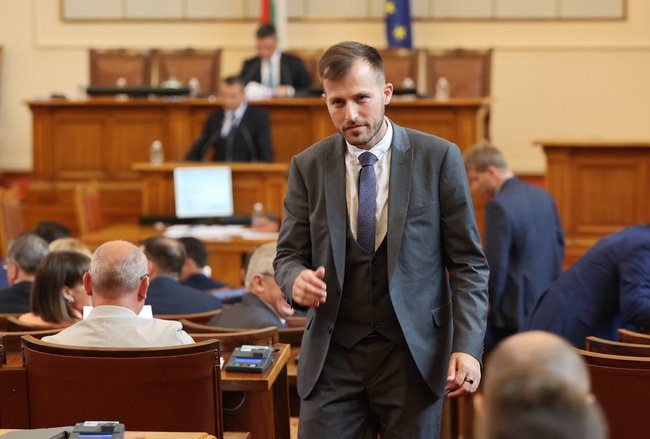 Искрен Митев се извини от трибуната на парламента на децата и на зрителите за сцената в пленарната зала по-рано днес