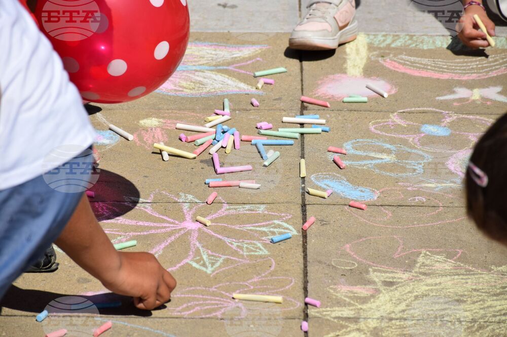 NGO Mobilizes Volunteers to Help Refugee Children in Bulgaria Through Sports and Art