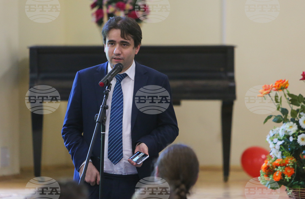 Министър Божидар Божанов даде съвети за онлайн безопасност на ученици