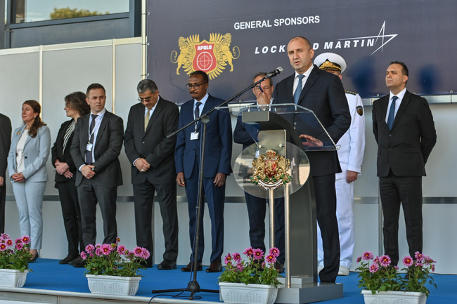 Държавата да насърчава сътрудничеството между въоръжените сили и отбранителната ни индустрия за развитие на нови технологии, призова Румен Радев при откриването на „Хемус 2022“