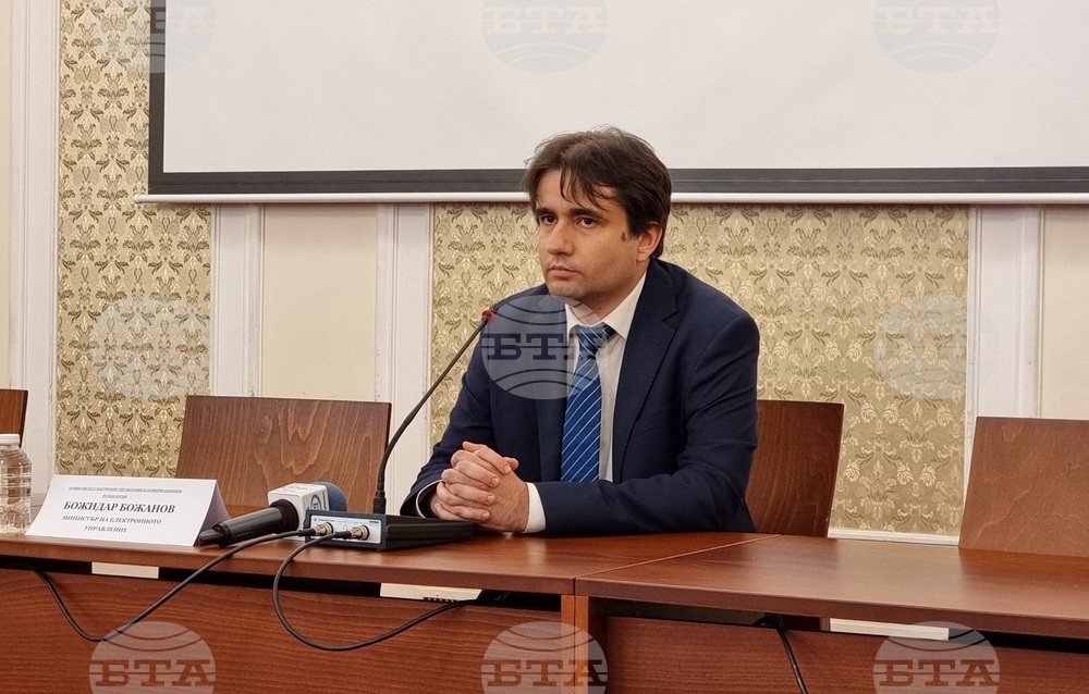 Планираме увеличение на заплатите на IT специалистите в администрацията, заяви Божидар Божанов
