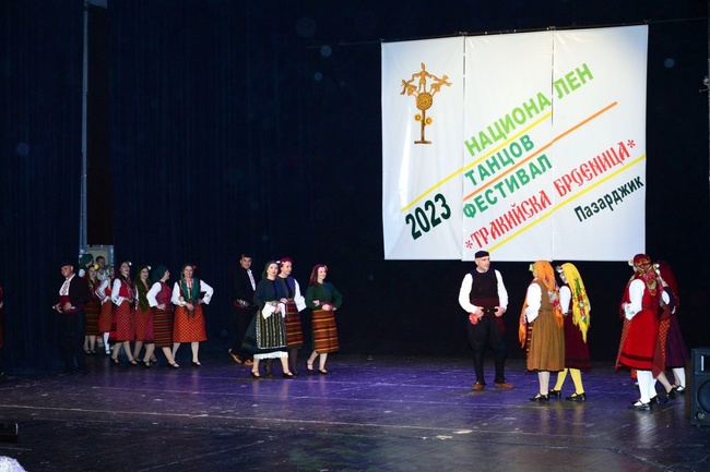 Община Банско: Банскалии завладяха сцената на театъра в Пазарджик