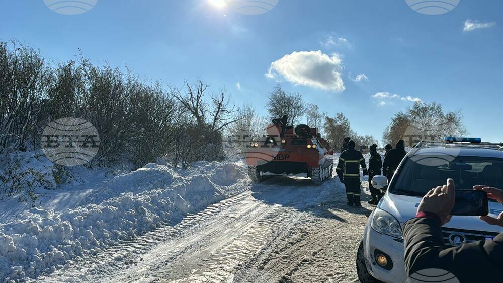 Пътниците от автобуса, закъсал в преспите на пътя Разград - Търговище, са евакуирани, каза комисар Емилиян Станев