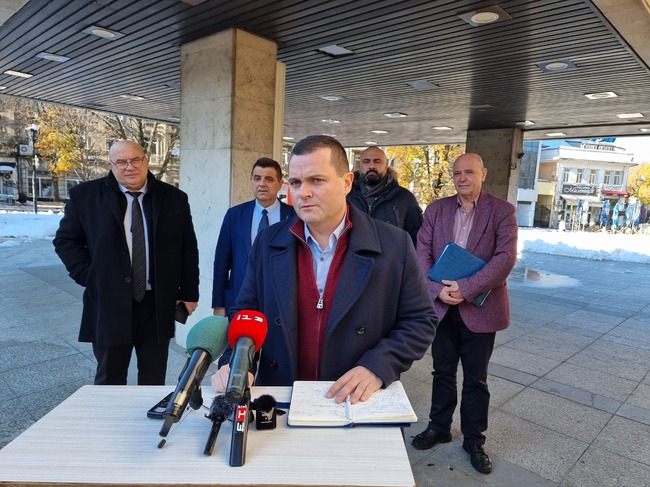 Кметът на Русе Пенчо Милков не е доволен от работата на фирмите, ангажирани с почистването на тротоарите и малките улици