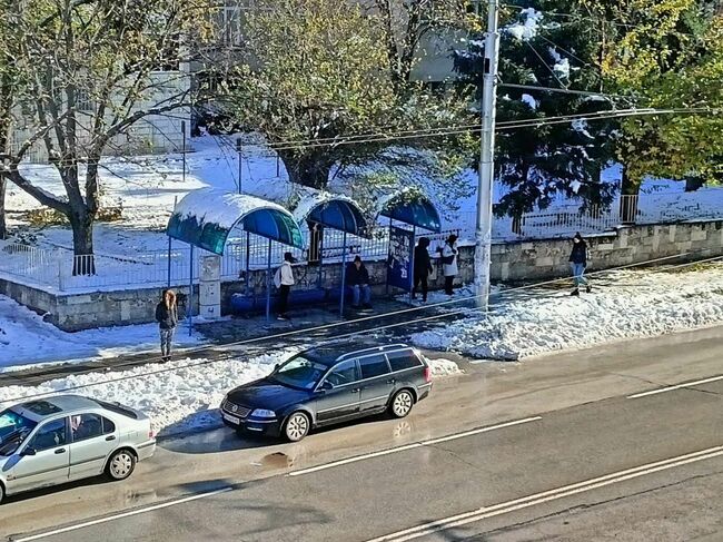 Община Плевен: Продължава почистването на снега в община Плевен, в няколко училища и детски градини не се извършва учебен процес днес