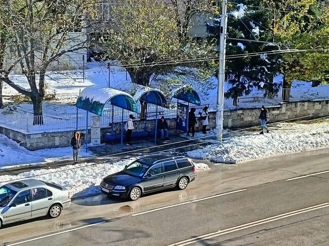 Община Плевен: Продължава почистването на снега в община Плевен, в няколко училища и детски градини не се извършва учебен процес днес