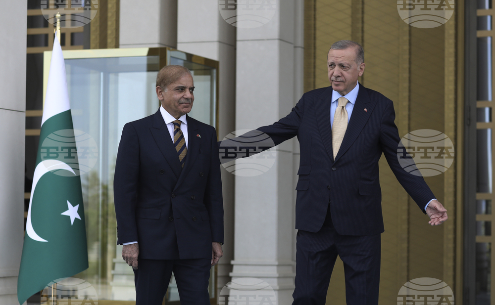 Турският президент Реджеп Тайип Ердоган и пакистанският премиер Шехбаз Шариф обсъдиха двустранните отношения в Анкара