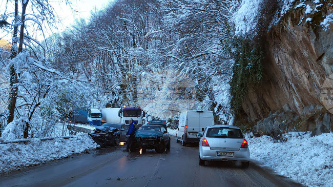 Временно е ограничено движението по пътя София – Самоков при 61-ви км поради катастрофа