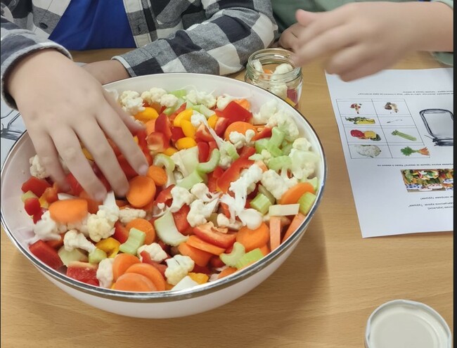 Урок на тема „Българска традиционна кухня. Туршия“ имаха децата от Българско училище „Д-р Петър Берон“ в Рединг