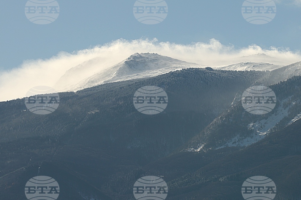 По високите части на планините е ветровито и облачно, съобщиха от Планинската спасителна служба на Българския червен кръст 