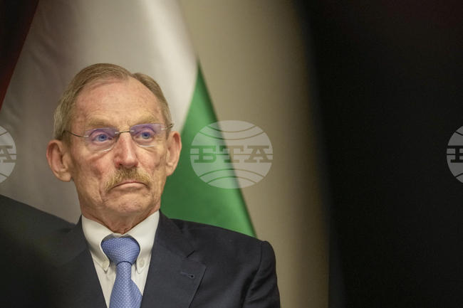 МТИ: Унгарският вътрешен министър заяви, че Австрия и Унгария защитават заедно външната граница на Шенген; коментира и ролята на България