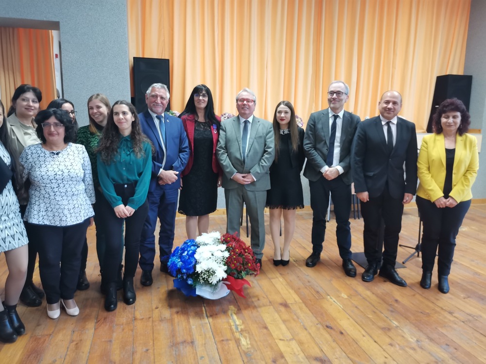 Община Ловеч: Френският посланик връчи орден „Кавалер на академичните палми“ на преподавател от Езиковата гимназия в Ловеч