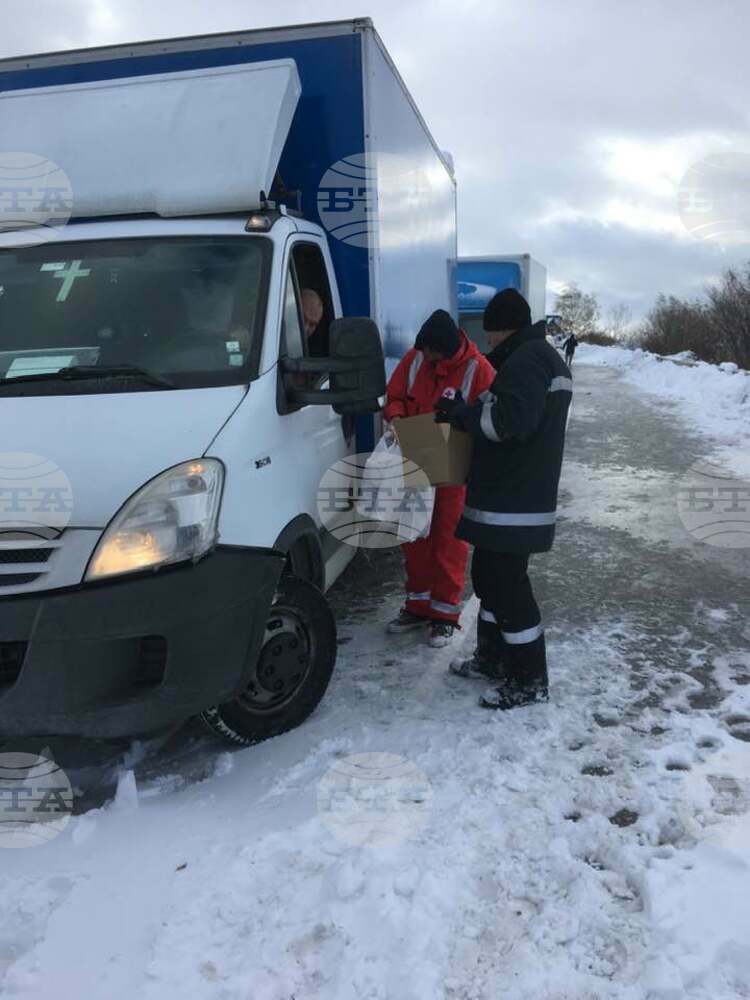 Екипи на Българския Червен кръст в Разград раздаваха храна и напитки на блокирани в преспите шофьори