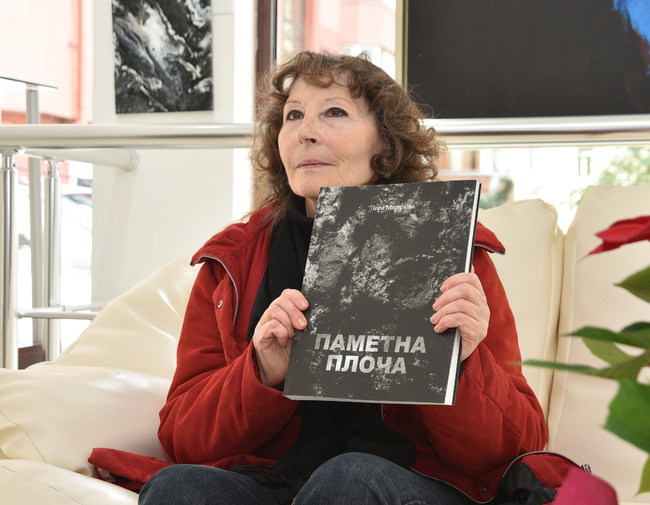 Дългогодишната сценографка на операта във Варна Лора Маринова издаде книга за художника Янко Маринов