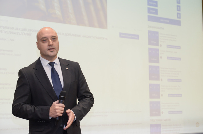 Министър Славов: Защо ще променяме Конституцията? Включително, за да няма: „Над мен е само Господ!“ и „Ти си го избра!“