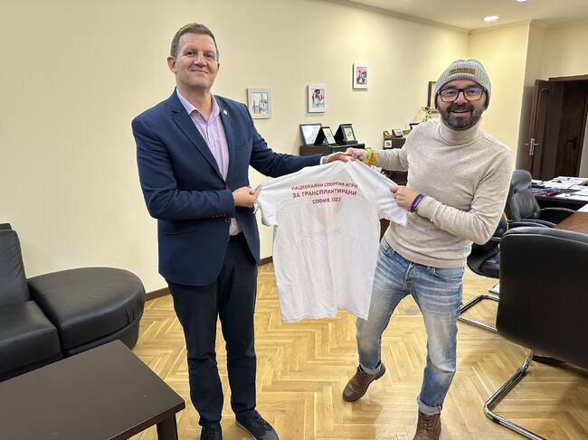 Община Хасково: Световният шампион по плуване от първенството за трансплантирани в Австралия Георги Пеев подари днес един от златните си медали на Хасково 