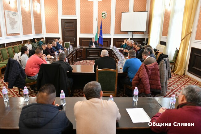 Община Сливен: На среща с кмета общинските съветници постигнаха съгласие да заседават в най-кратки срокове
