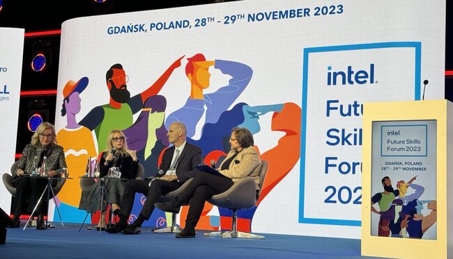 Министерство на иновациите и растежа: Министър Стойчева подписа споразумение за сътрудничество с „Интел“ в областта на изкуствения интелект