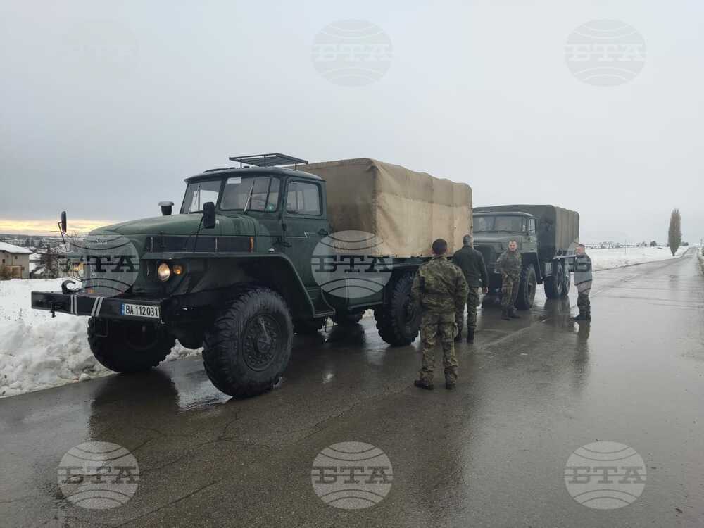 Военни с техника помагат за възстановяване на електрозахранването в община Две могили, област Русе