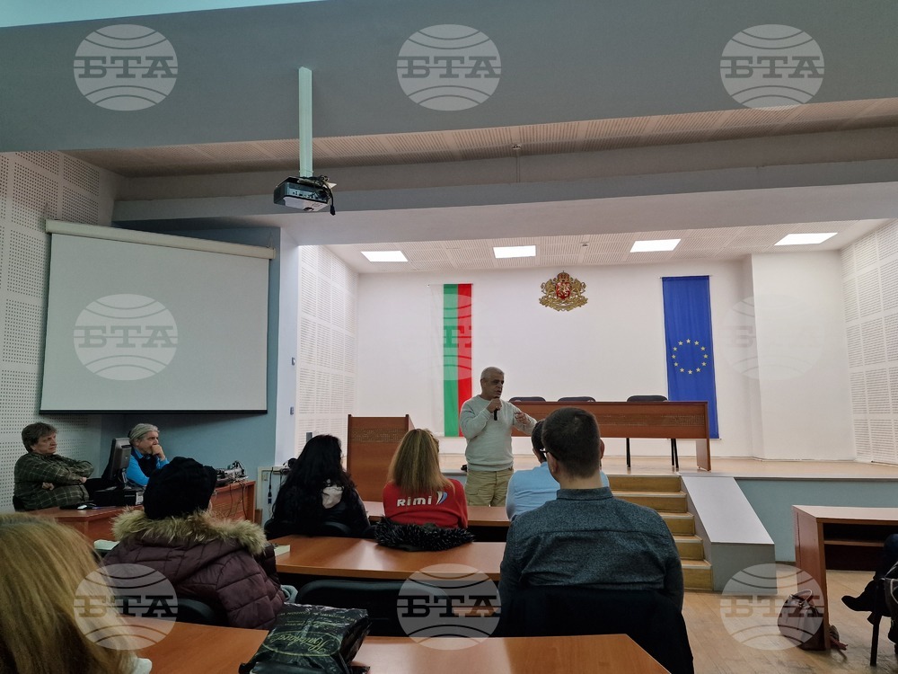 Иранецът Али Дини от романа „Али Безсмъртния“ разказа своята история пред публика в Свищов