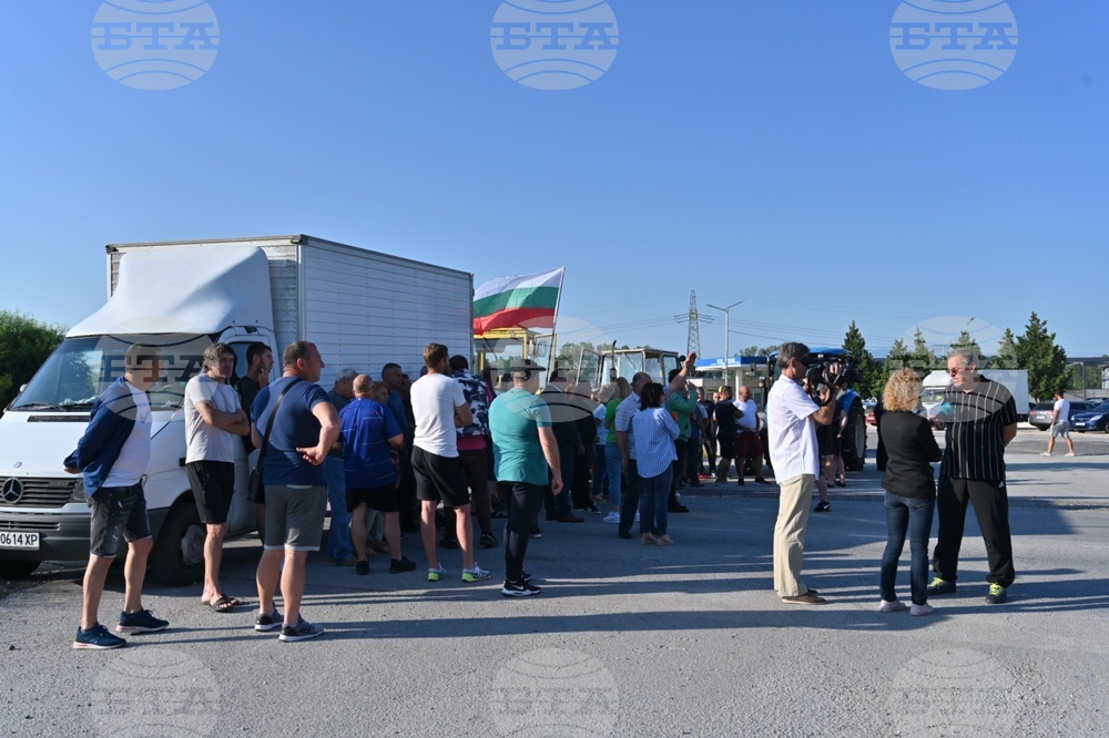 Земеделски производители затвориха пътя Пловдив-Хасково