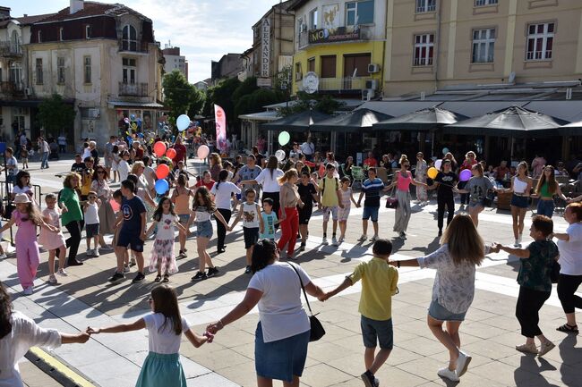 Стотици детски усмивки и греещи очи озариха Благоевград в празничния ден – 1 юни