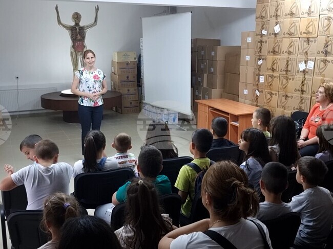 Кърджали - Дома на здравето - стъклена фигура на човек