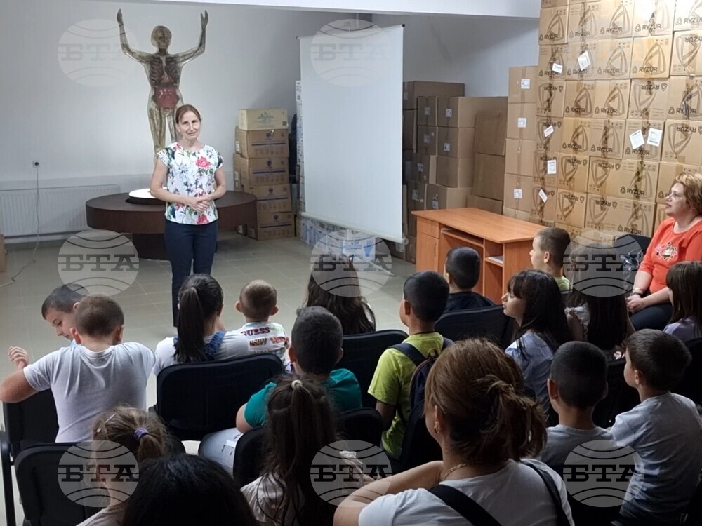  Кърджали - Дома на здравето - стъклена фигура на човек 