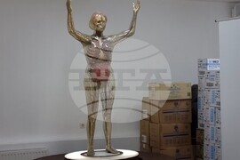  Кърджали - Дома на здравето - стъклена фигура на човек 