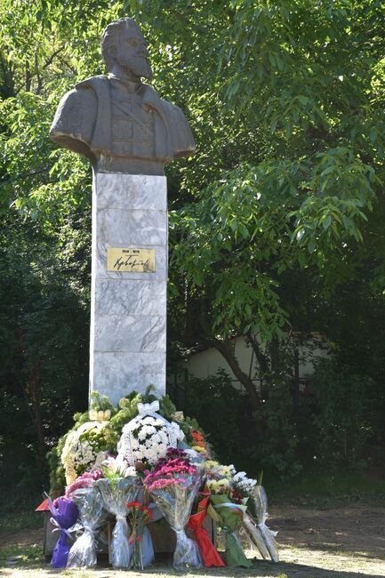 Кметът Илко Стоянов: Днес не е празник! Днес отбелязваме 146 години от смъртта на революционера и поета Христо Ботев! Да покажем, че той е жив в сърцата ни, в паметта ни