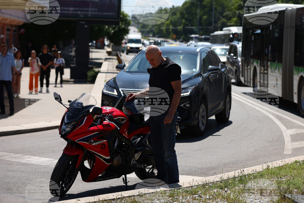 Ден на Ботев - сирени - почит