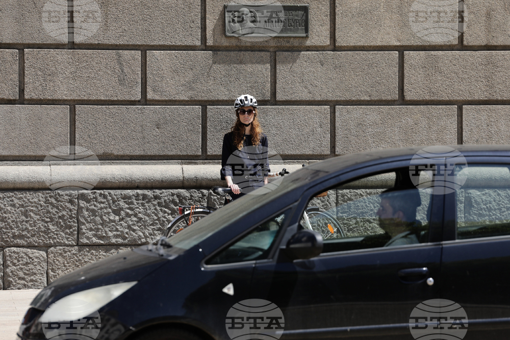 Ден на Ботев - сирени - почит