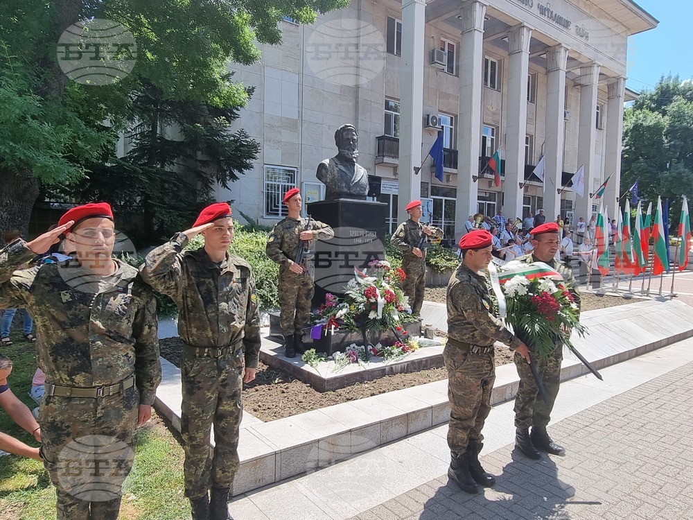 С военни почести в Хасково бе отбелязан Денят на Ботев