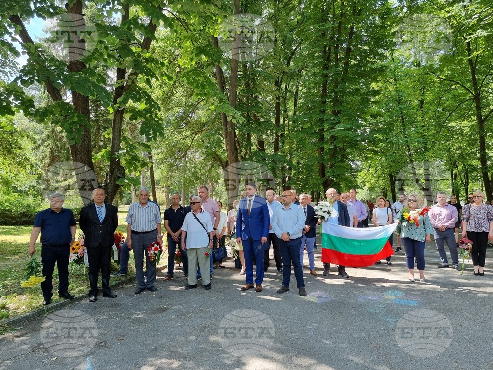Граждани и общественици в Разград отдадоха почит пред паметта на Ботев и всички български герои