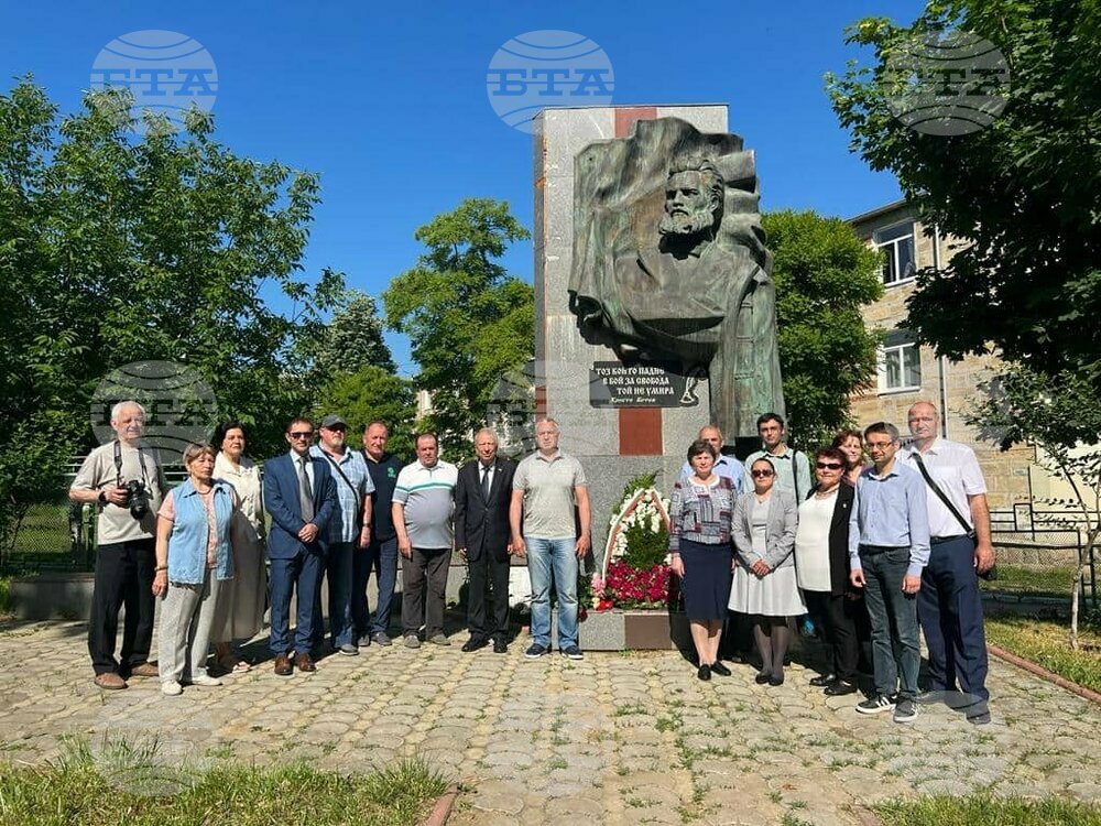 В Кишинев положиха цветя пред паметника на Христо Ботев