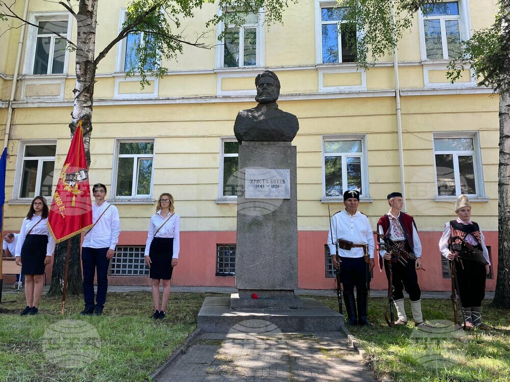 Перничани се поклониха пред подвига на Христо Ботев