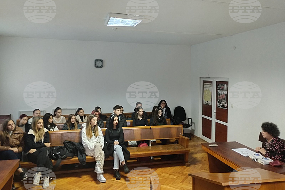 Ученици от Монтана слушаха лекция срещу употребата на наркотици в Съдебната палата в града