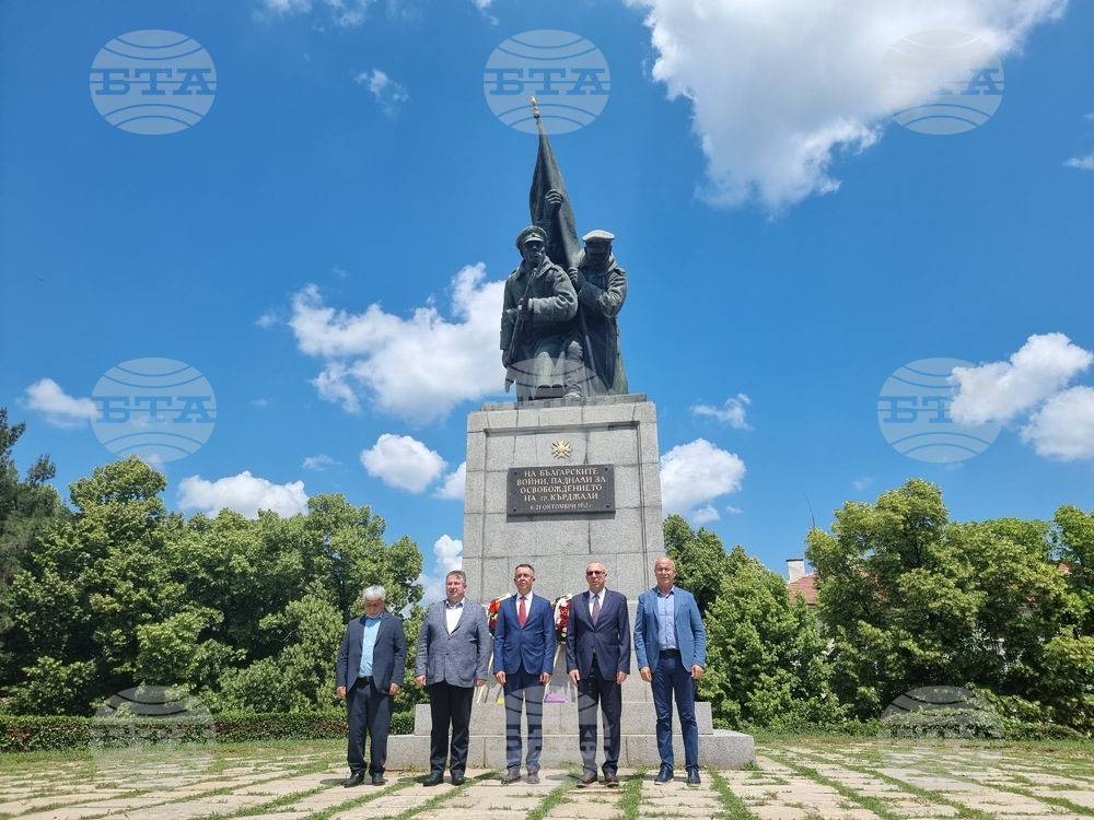 С вой на сирени и поднасяне на венци в Кърджали бе отбелязан Деня на Христо Ботев