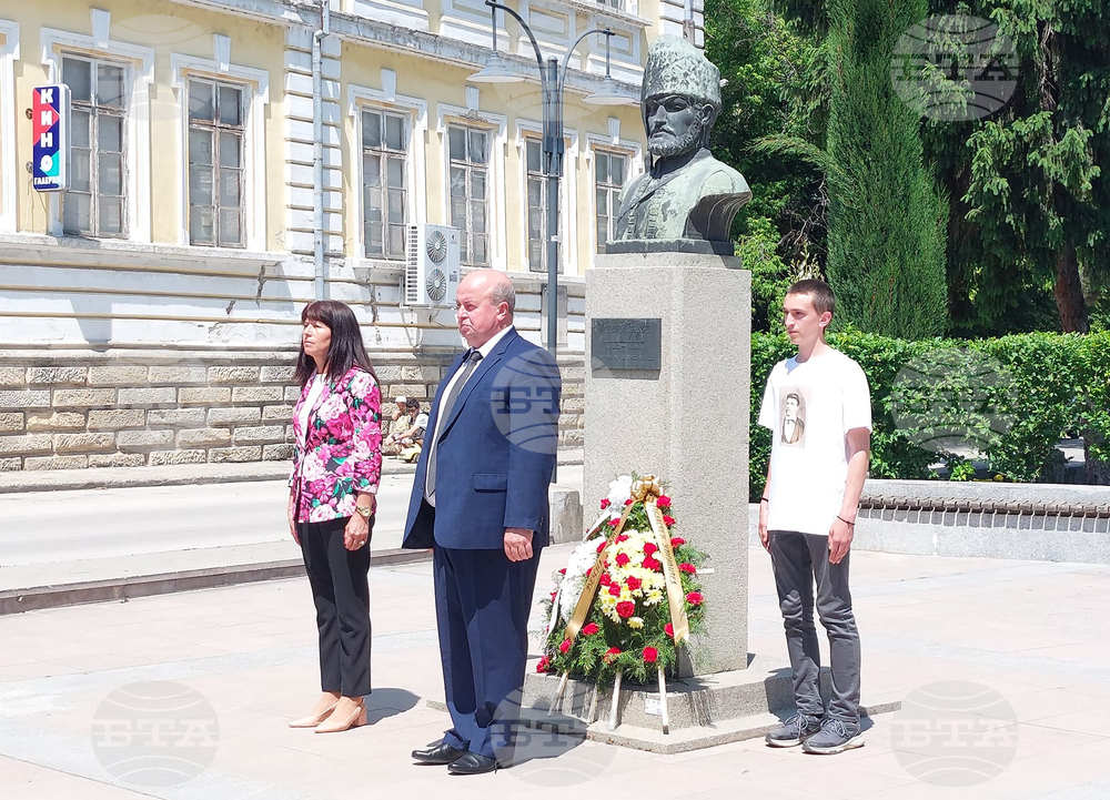 Венци и цветя поднесоха силистренци пред паметника на Стефан Караджа
