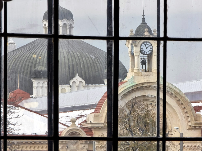 Материалите за ремонт на Централните хали в София се ползват за възстановяване на световно значими обекти, обявиха реставратори на сградата