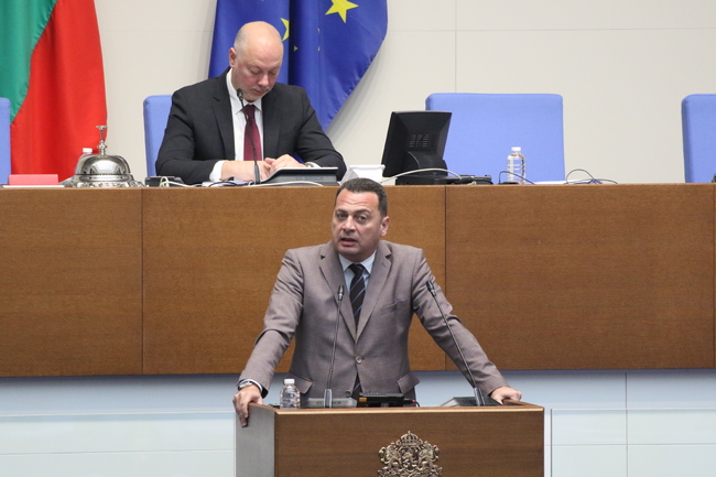 БСП: В училище да не влизат лица, които да мътят умовете на децата за смяна на пола