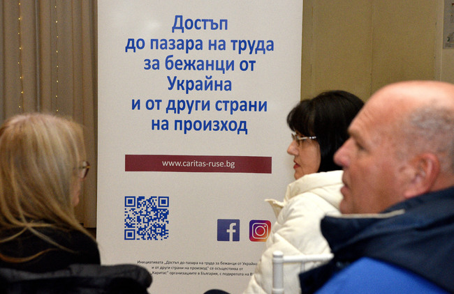 Експерти помагат на бежанци и мигранти да се подготвят за пазара на труда, първата стъпка е да научат български език