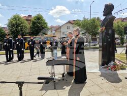 С поднасяне на цветя, патриотични песни и вой на сирени Плевен почете 2 юни 