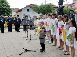 С поднасяне на цветя, патриотични песни и вой на сирени Плевен почете 2 юни 