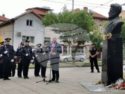 С поднасяне на цветя, патриотични песни и вой на сирени Плевен почете 2 юни 