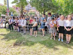 С поднасяне на цветя, патриотични песни и вой на сирени Плевен почете 2 юни 