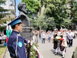 С поднасяне на цветя, патриотични песни и вой на сирени Плевен почете 2 юни 